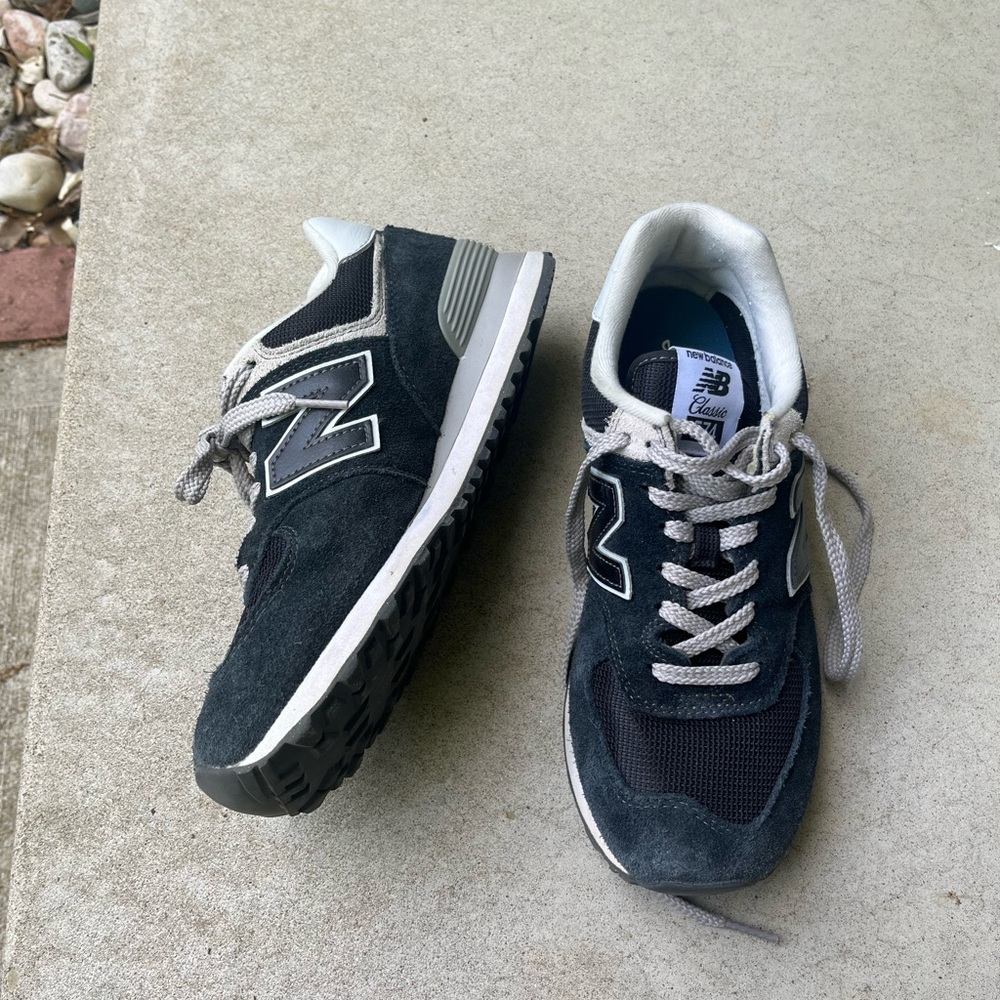 New Balance tennis shoes